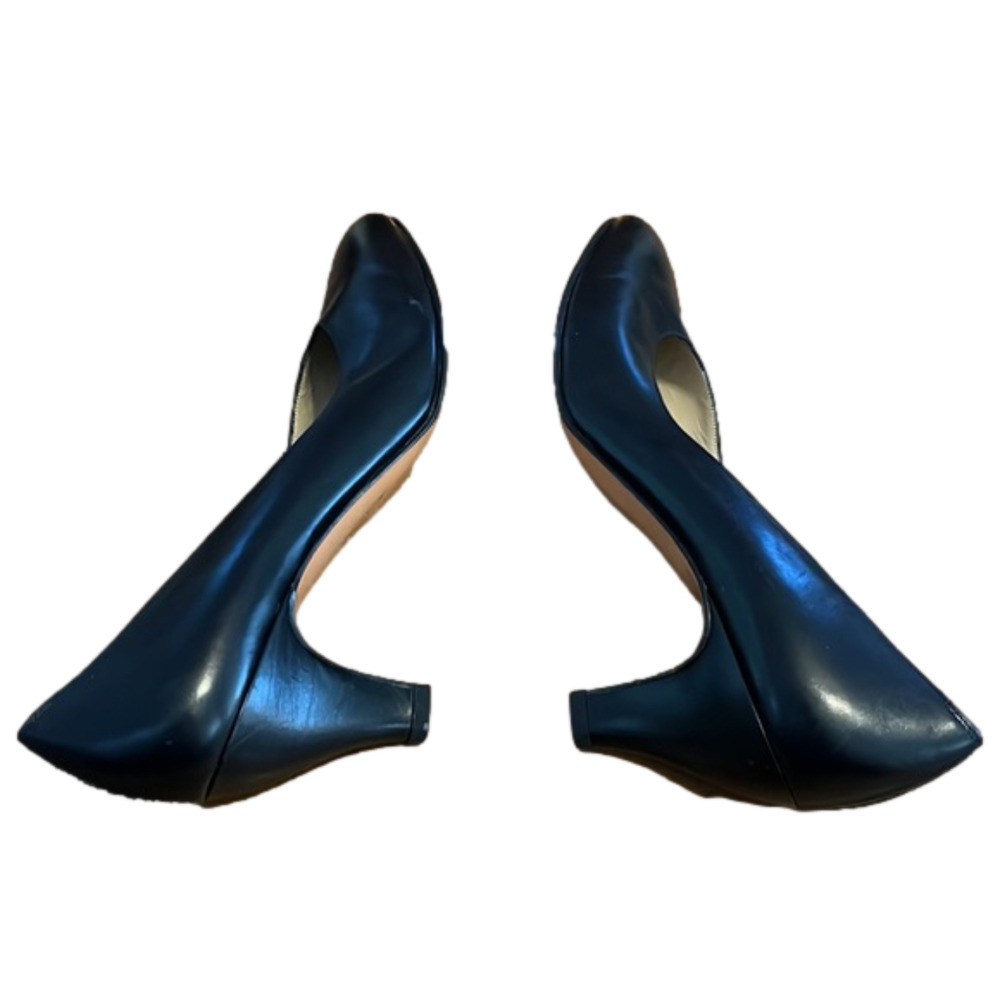 Salvatore Ferragamo black Italian leather heels - Picture 6 of 9